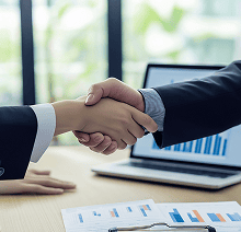 握手する会社員の写真